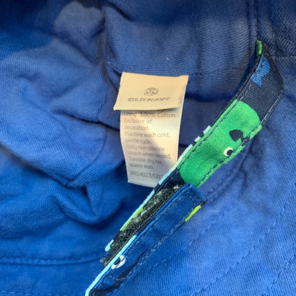 Old Navy boy swim trunks with hat - Picture 7 of 7